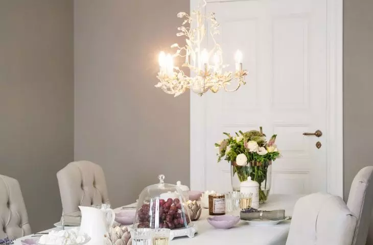 Żyrandol z wygiętymi ramionami nada wnętrzu eleganckiego charakteru