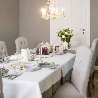 Żyrandol z wygiętymi ramionami nada wnętrzu eleganckiego charakteru