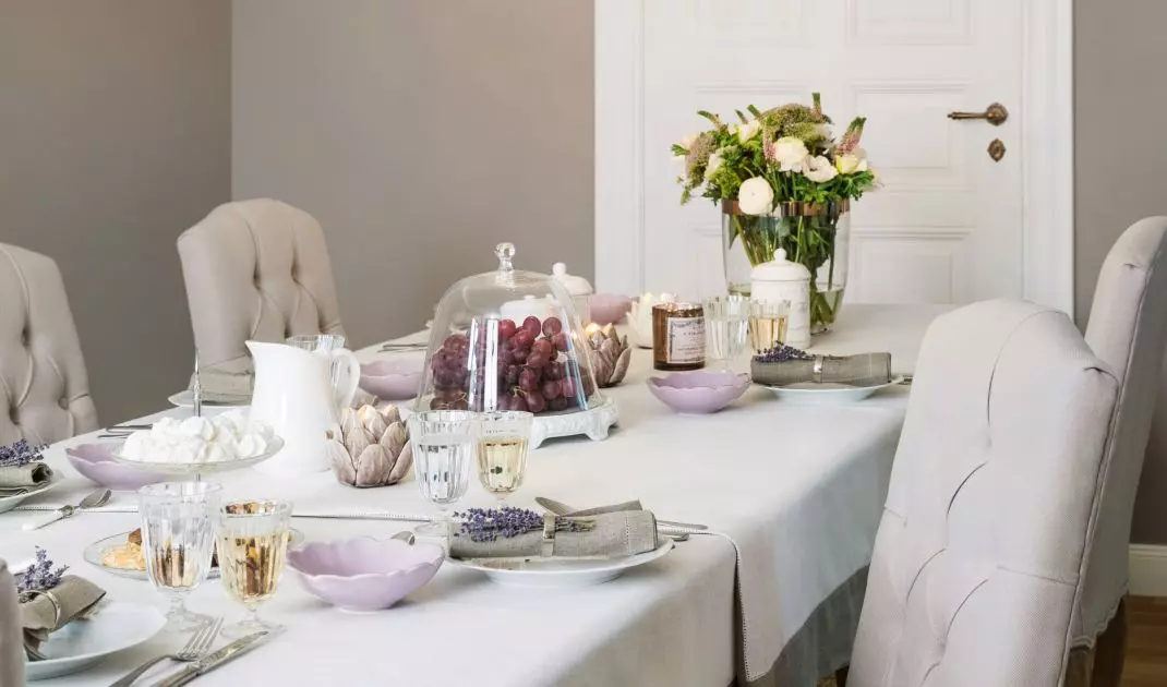 Żyrandol z wygiętymi ramionami nada wnętrzu eleganckiego charakteru