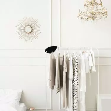 Żyrandol z kryształków świetnie sprawdzi się w aranżacji w stylu quiet luxury