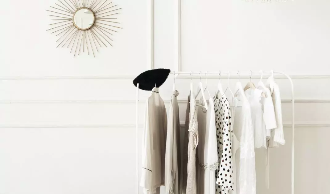 Żyrandol z kryształków świetnie sprawdzi się w aranżacji w stylu quiet luxury