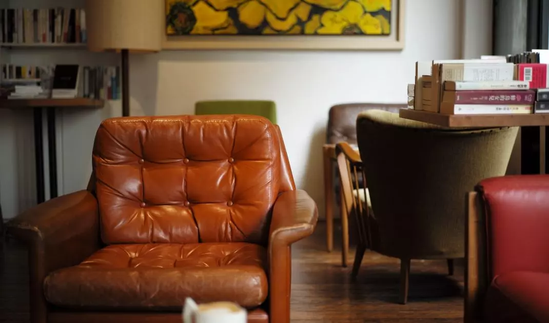 Natural leather is a stylish and elegant upholstery material. Due to its smooth surface, it is an excellent choice for allergy sufferers