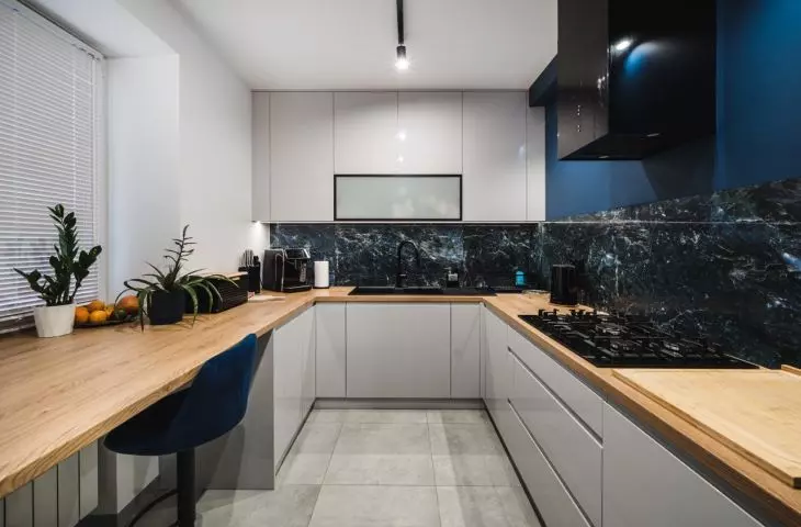 Kitchen with navy blue stoneware 