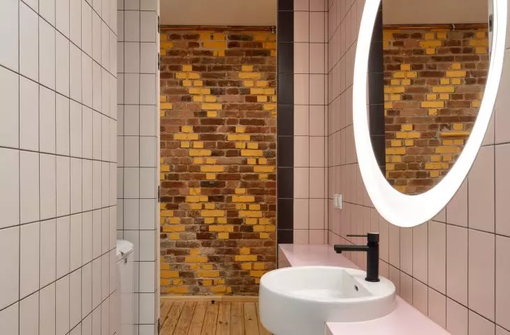 The arrangement of the bathroom is subdued
