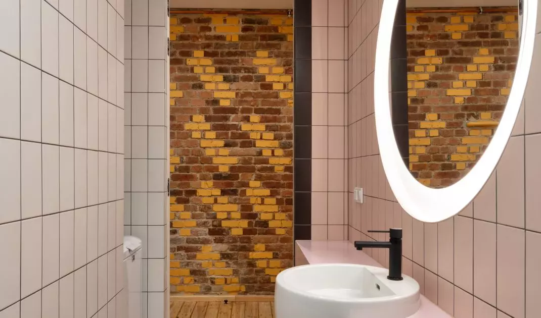 The arrangement of the bathroom is subdued