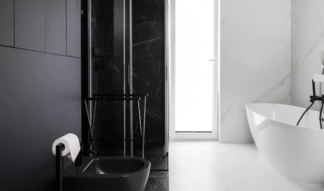 Even before the work began, the investor chose white and black tiles