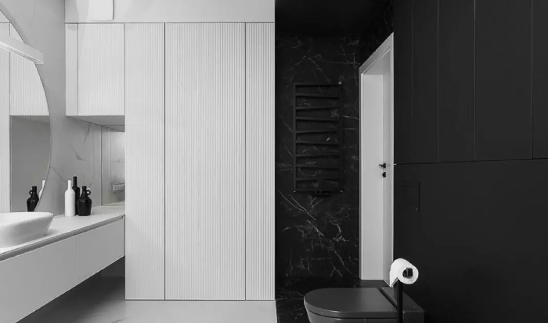 In the dark part of the bathroom, even the ceiling was covered with black