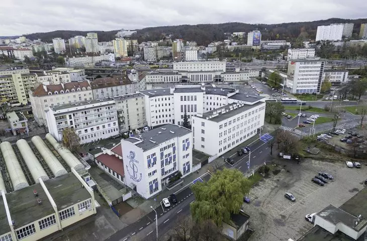 The complex of the District Court in Gdynia before the expansion, behind Building B with the mural can be seen a two-story building covered with a sloping roof, which will be replaced by a new development