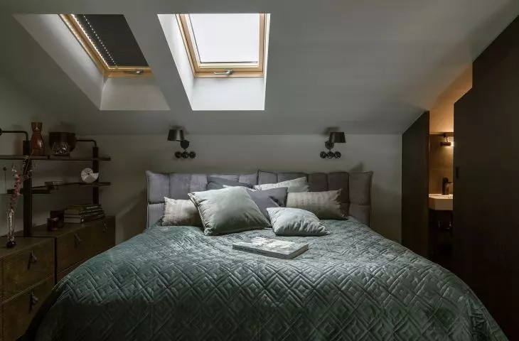On the mezzanine was arranged a bedroom with a toilet hidden behind sliding doors