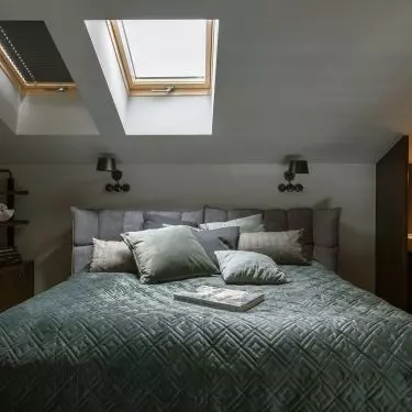 On the mezzanine was arranged a bedroom with a toilet hidden behind sliding doors