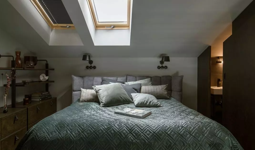 On the mezzanine was arranged a bedroom with a toilet hidden behind sliding doors