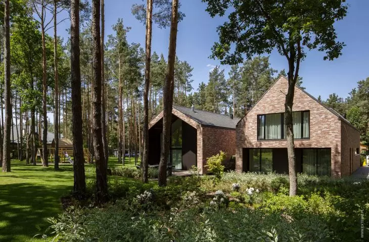 architekci chcieli, by forma budynku oraz materiały elewacyjne maksymalnie wpisywały się w leśne otoczenie
