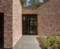 The house was composed of two blocks, which are responsible for dividing the interior into a living zone and a rest zone