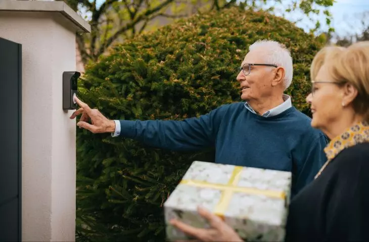 Za pomocą wideofonu senior z łatwością sprawdzi kto złożył mu wizytę