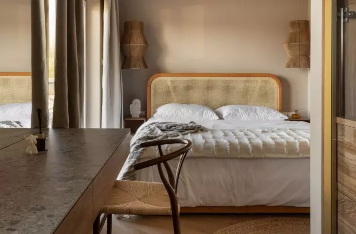 Braided lamps emphasize the natural character of the arrangement