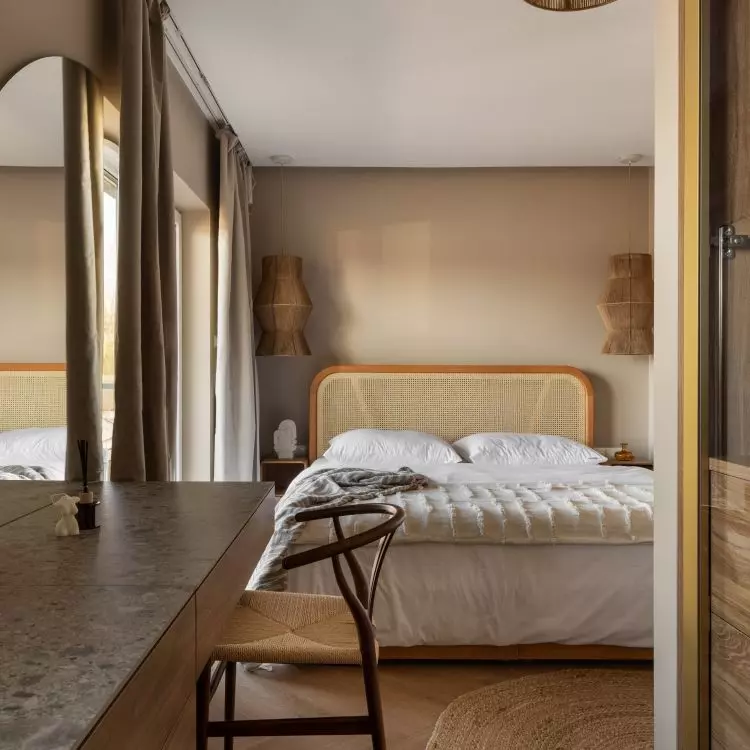 Braided lamps emphasize the natural character of the arrangement