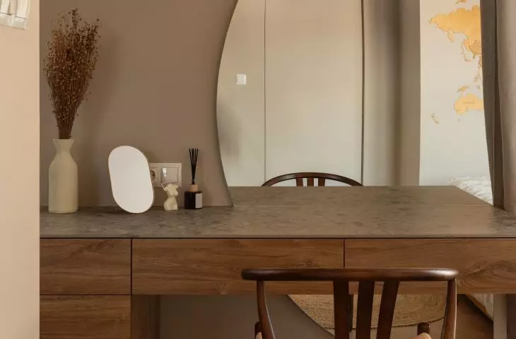 The top of the dressing table was finished with gray tiles