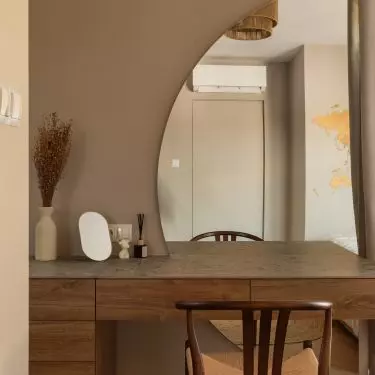 The top of the dressing table was finished with gray tiles