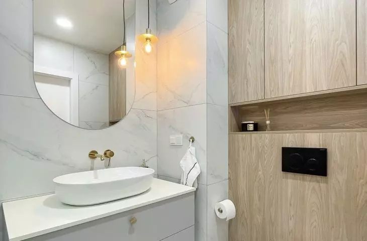 White tiles with a marble pattern create an interesting contrast with black grout