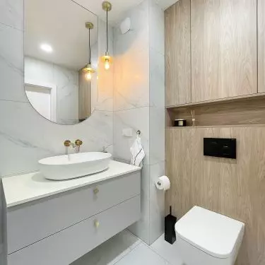 White tiles with a marble pattern create an interesting contrast with black grout