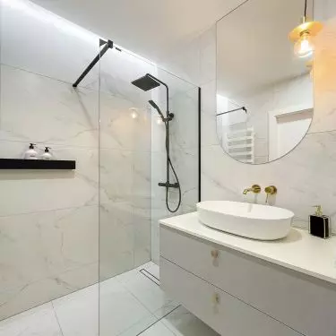 The walk-in shower has a minimalist form