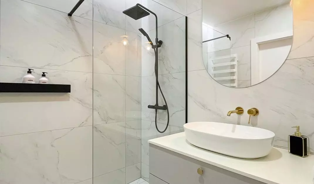 The walk-in shower has a minimalist form