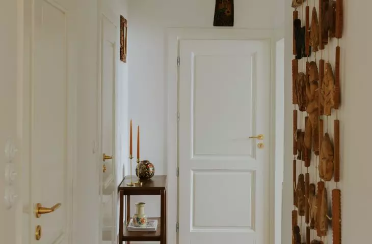 Architekta zachowała drewnianą płaskorzeźbę w korytarzu
