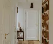 Architekta zachowała drewnianą płaskorzeźbę w korytarzu