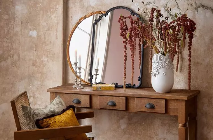 Decorative candle holders and decorative mirrors will add charm to the arrangement