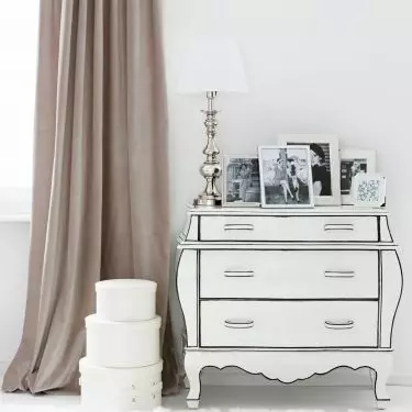 Choose decorative lamps with delicate lampshades