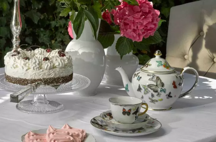 Flowers and china will create a romantic atmosphere