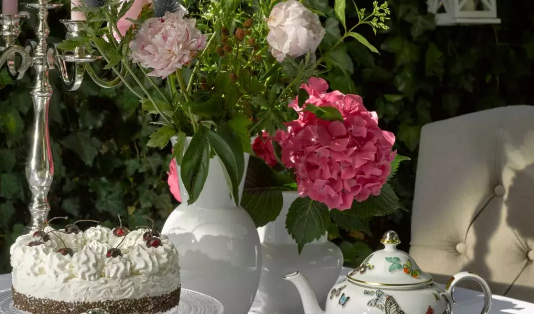 Kwiaty i porcelana stworzą romantyczny klimat