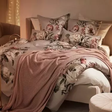 Feminine pink is the basis of coquette style