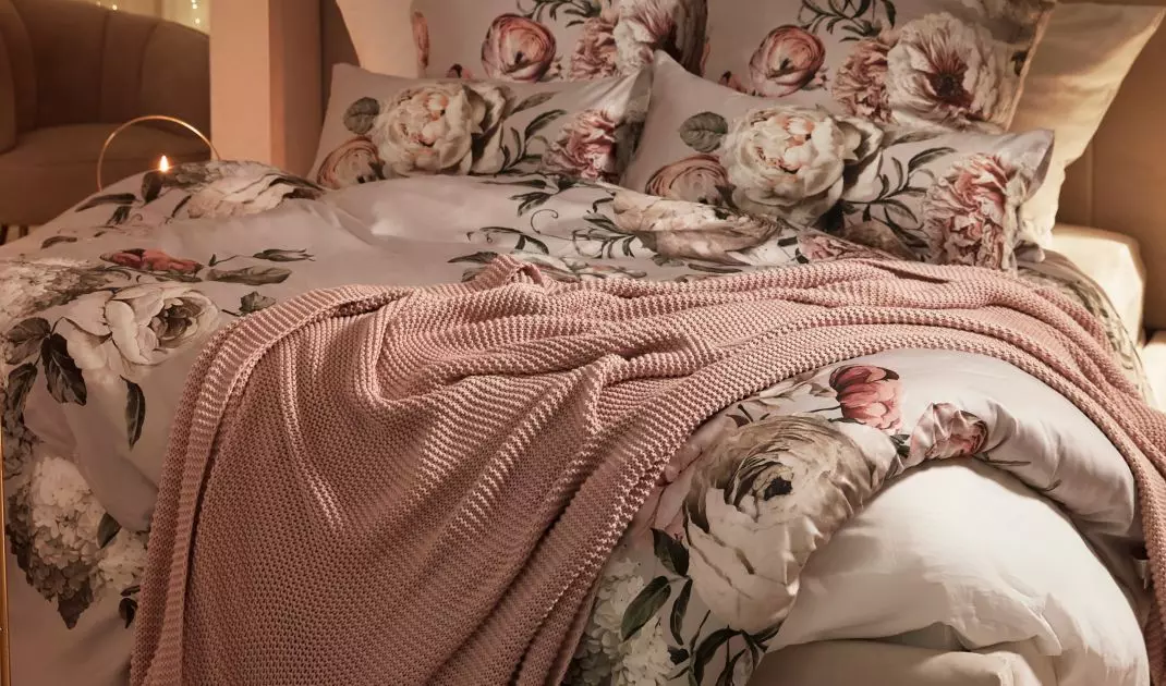 Kobiecy róż to podstawa stylu coquette