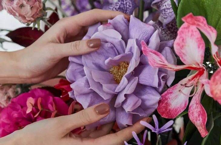 Fresh flowers are the best interior decoration in coquette style