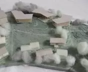 Budynki rozłożone są na obrzeżach działki