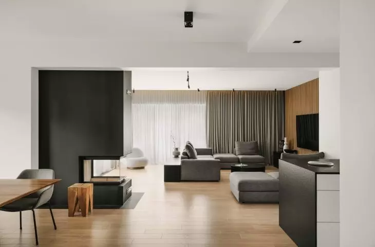 The arrangement is based on white and black