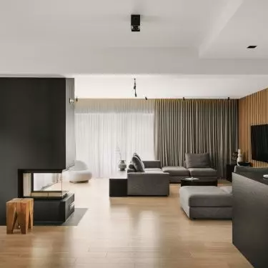 The arrangement is based on white and black