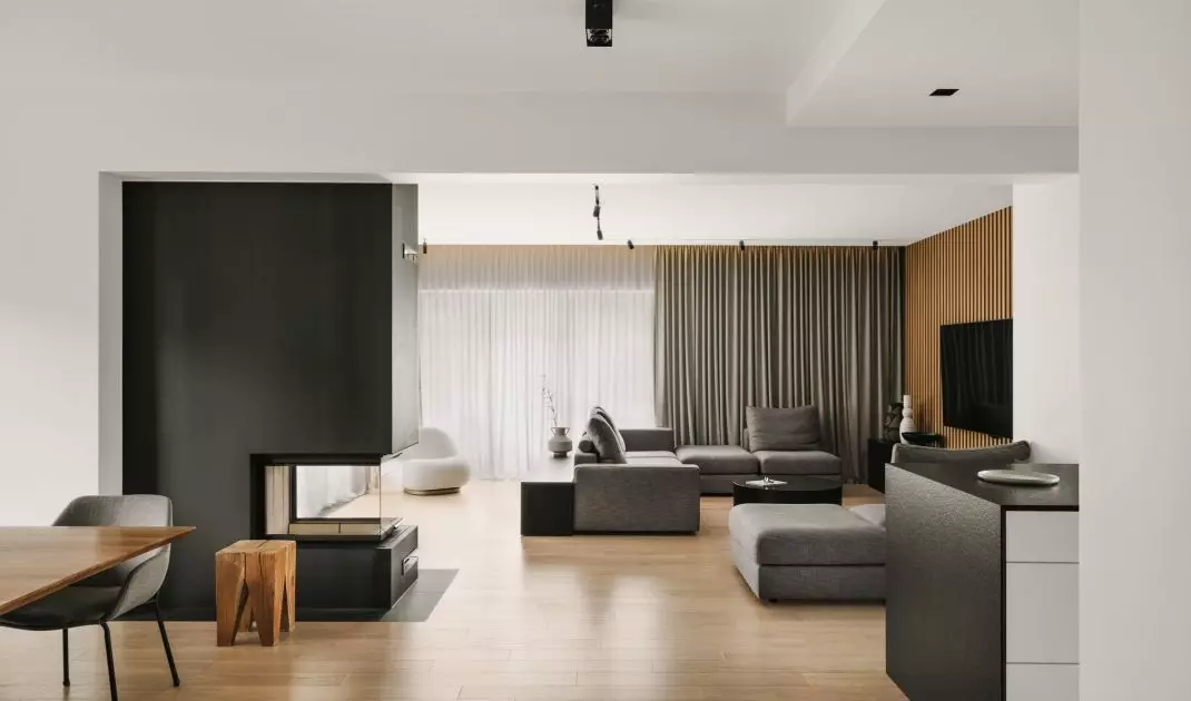 The arrangement is based on white and black