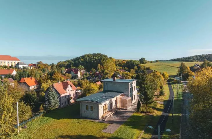 dziś obok dworca nie ma już torów, zastąpiła je trasa rowerowa
