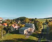 dziś obok dworca nie ma już torów, zastąpiła je trasa rowerowa
