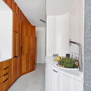 On the kitchen side, the structure hides the sink and worktop