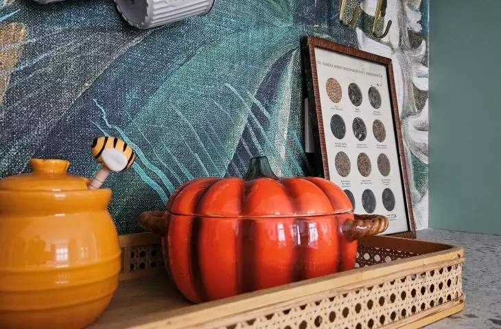 The area above the countertop was decorated with wallpaper with a botanical pattern