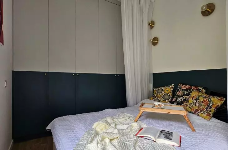 The fronts of the closet are divided into two colors