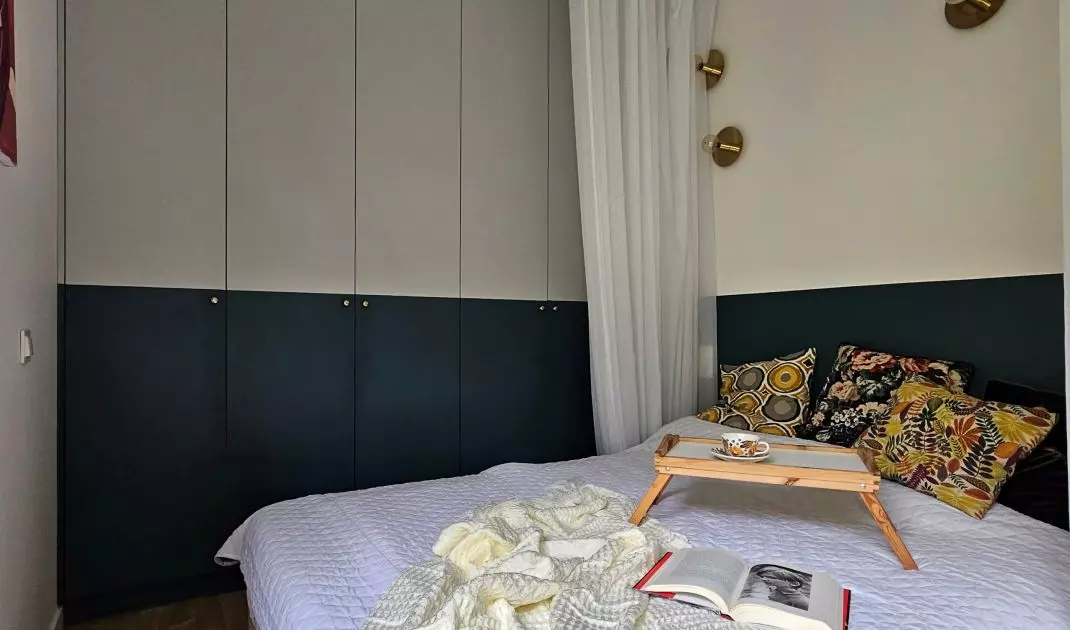The fronts of the closet are divided into two colors