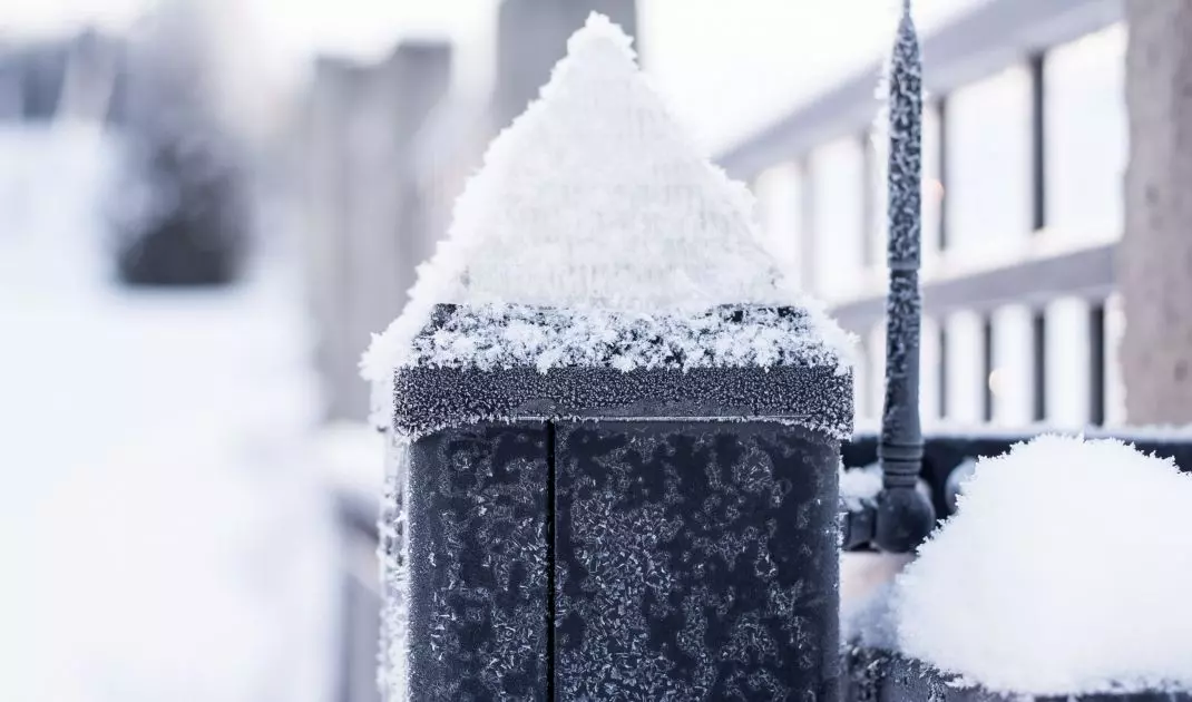 Ogrodzenie to jeden z elementów narażonych na niesprzyjające warunki atmosferyczne