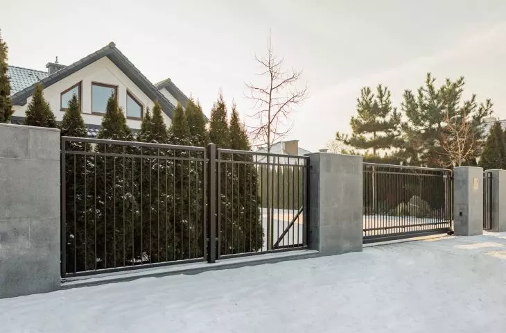 The fence should visually match the appearance of the house