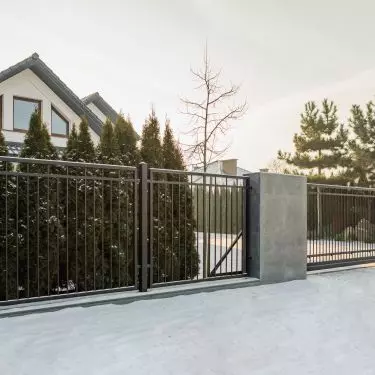 The fence should visually match the appearance of the house