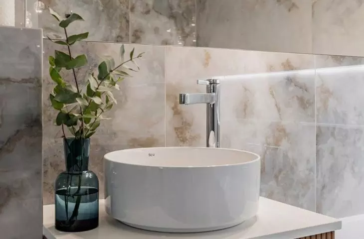 Above the sink hang decorative lights