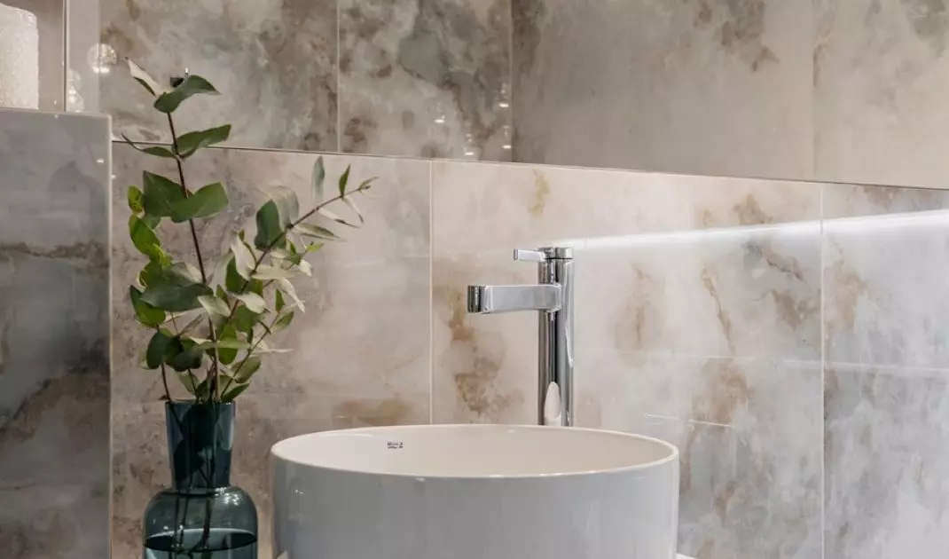 Above the sink hang decorative lights